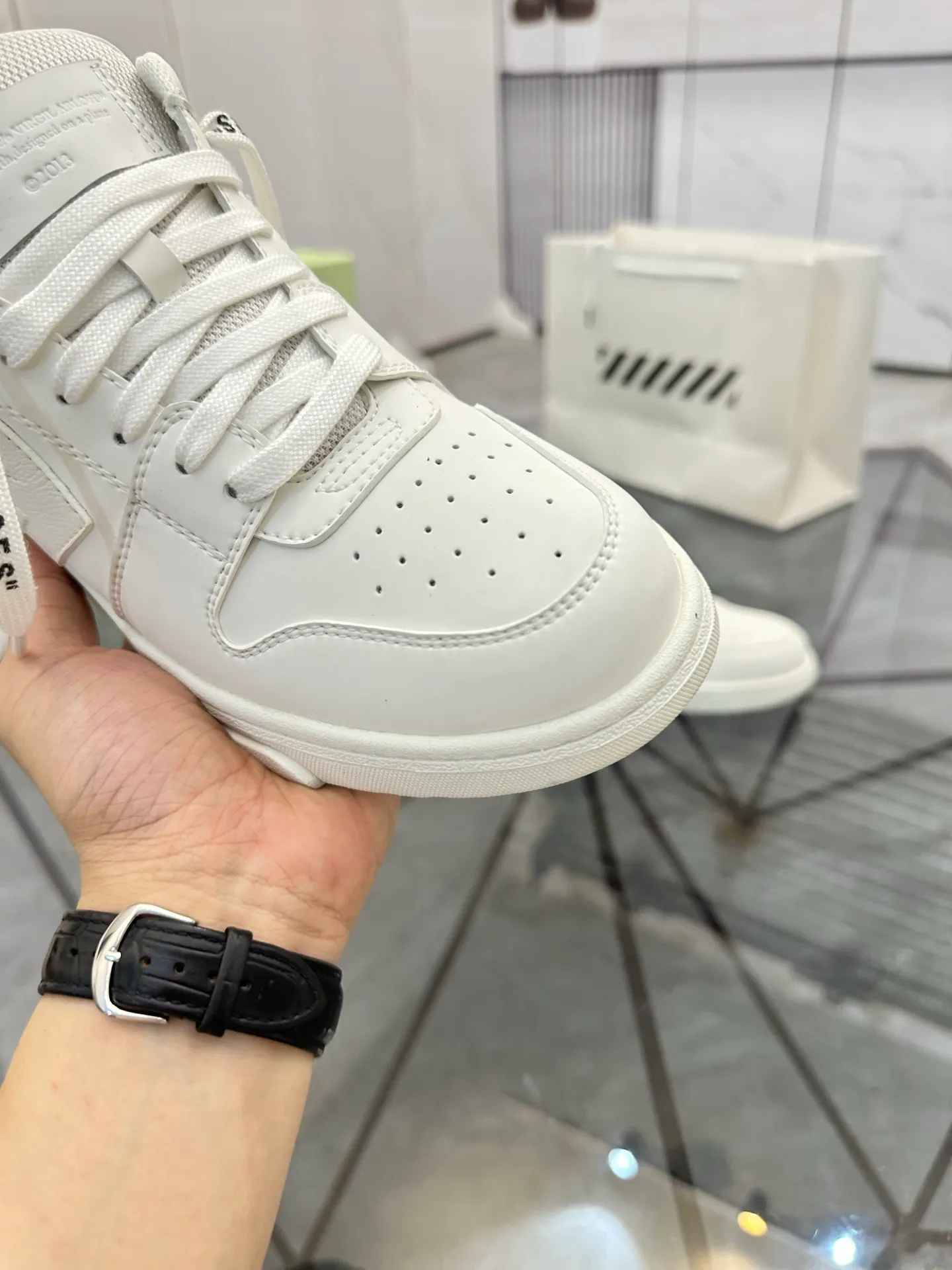 Selling men's shoes 💰: 💰P560¥ High-end top quality (leather buckle plus 10) Product trademark: OFF WHITE * "OFF WHITE*" low-top casual shoes Regular size: 35-45 (can be customized to 46) Couple style Product material: imported first-layer cowhide leather upper, breathable lining, original outsole. No.: H203
